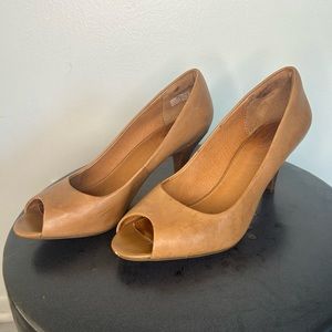 Clark’s Carmel Leather Kitten Heel